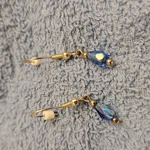 Pierced earrings with blue stone